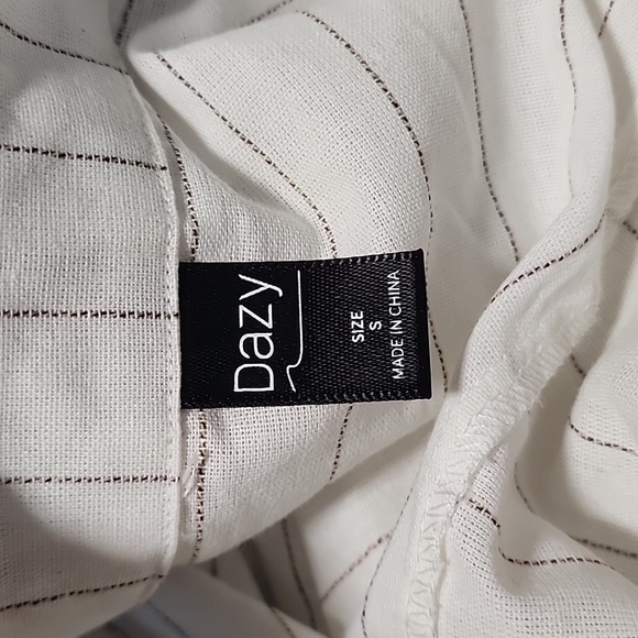 Dazy button up blouse with grown pin stripes - Picture 3 of 3